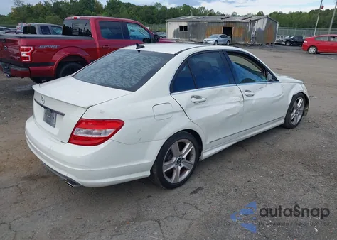 2010 Mercedes-Benz C 300 Sport 4Matic z USA, uszkodzony, nr VIN WDDGF8BB9AF485480